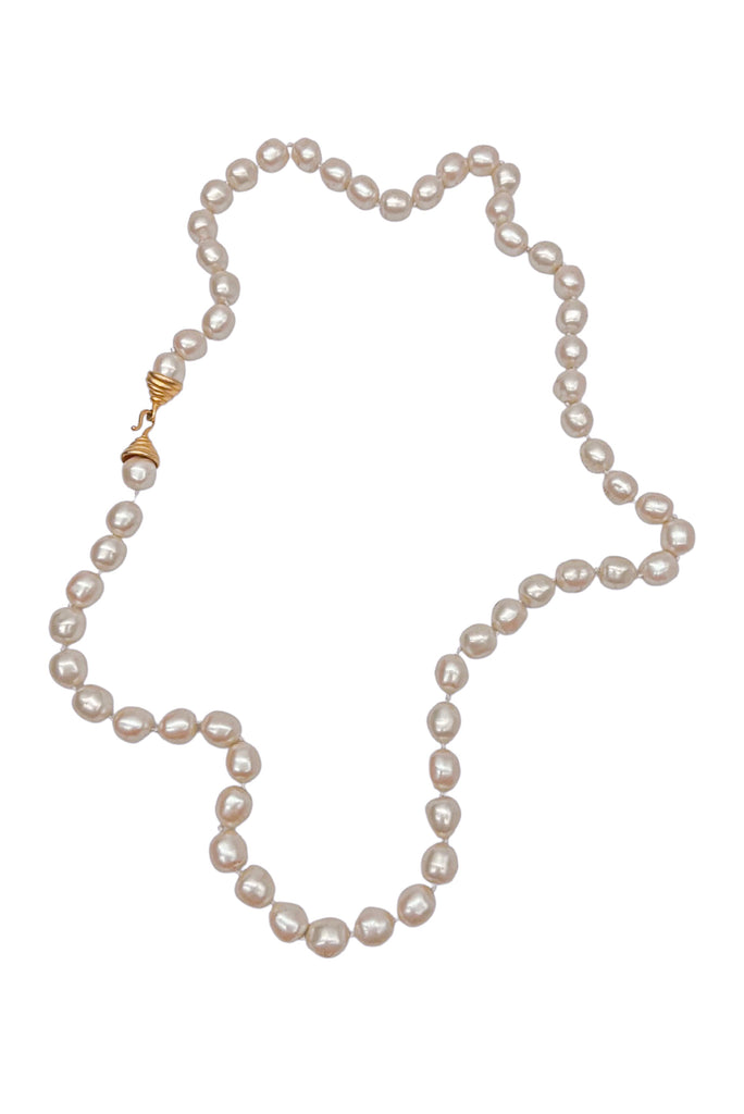 Vintage Pearl Necklace with a Gold Claps